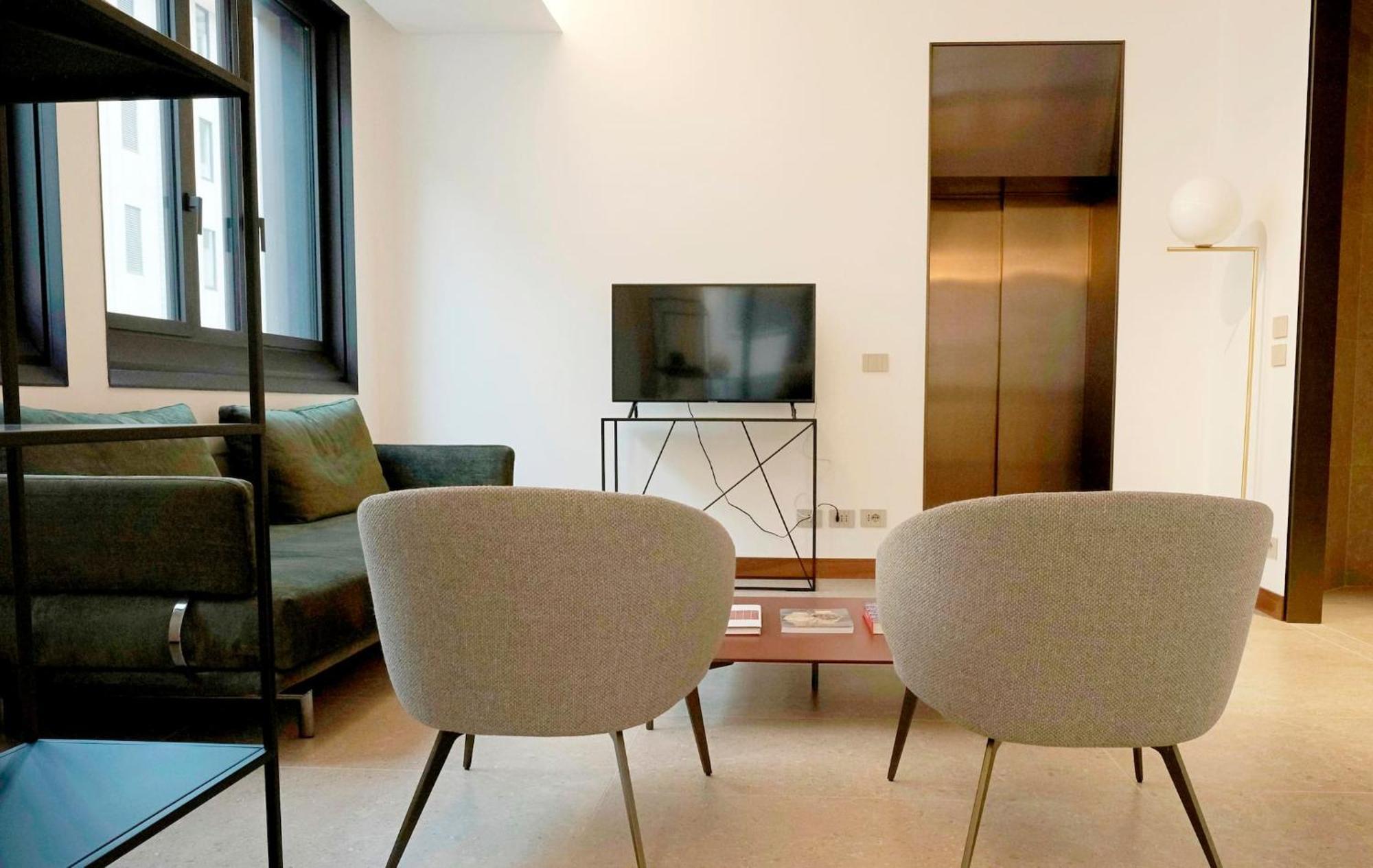 Appartement San Babila Tower With Panoramic Terrace Overlooking Duomo By Rentopolis